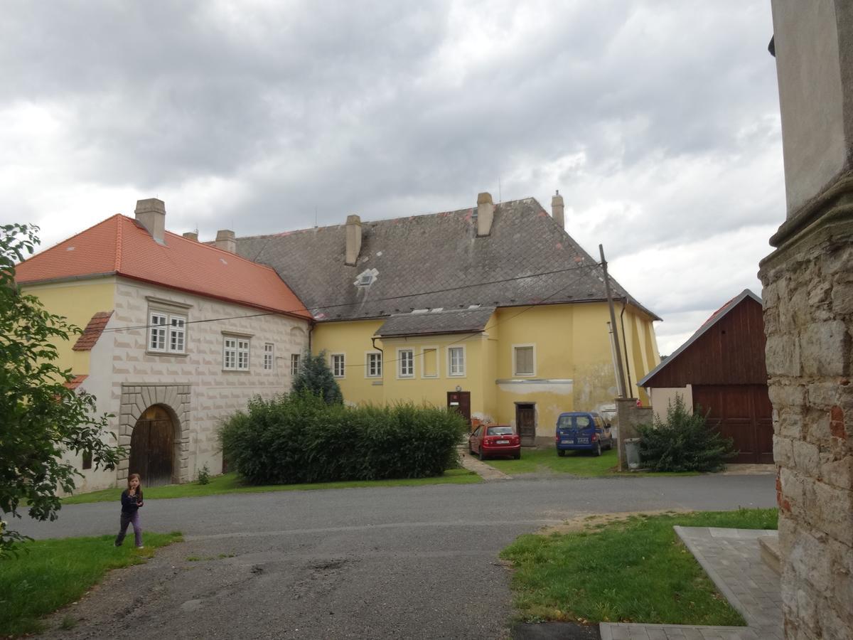 Hostinec u Janatů s ubytováním Cestin Exterior foto
